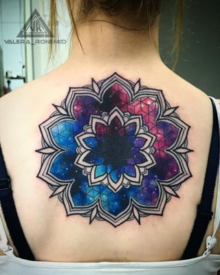  Tatouage mandala avec le signe Ohm et des couleurs galaxy